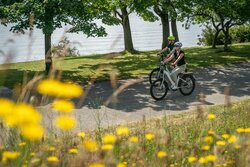 Comment se protéger du soleil à vélo ? Nos conseils pour éviter les coups de soleil, même sous le casque !